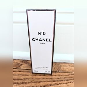 CHANEL N°5 Eau Première - Classic White Elegance